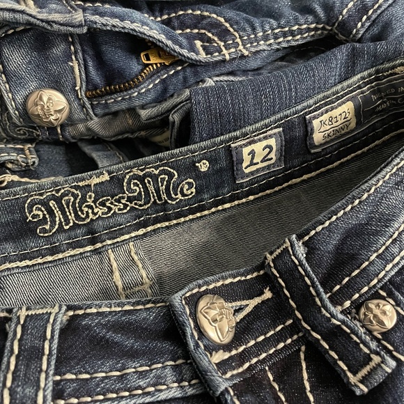 Miss Me Girls Embellished Fleur De Lis Dark Wash Mid-Rise Skinny Jeans - Picture 6 of 7